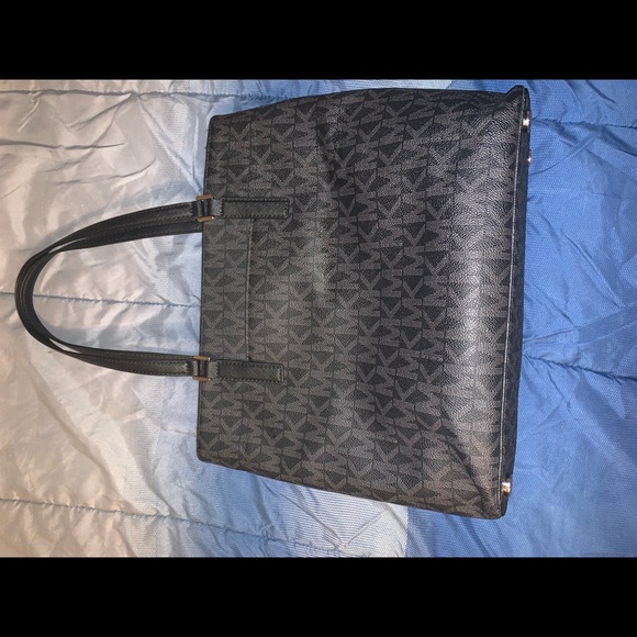 Designer Handbag - Picture 2 of 3